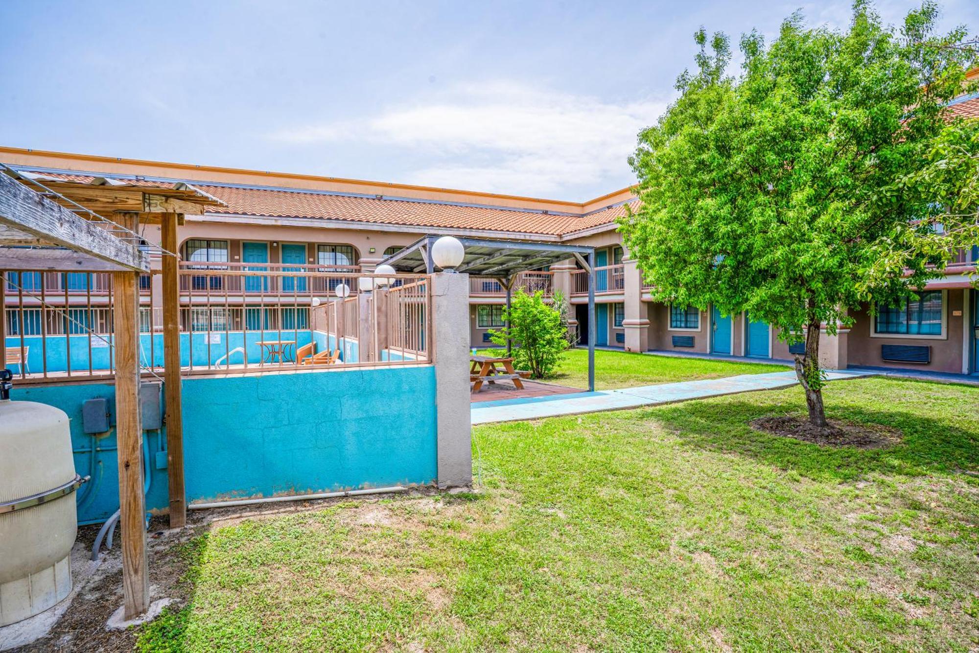 Lone Star Inn & Suites By Oyo Harlingen Tx Exterior photo