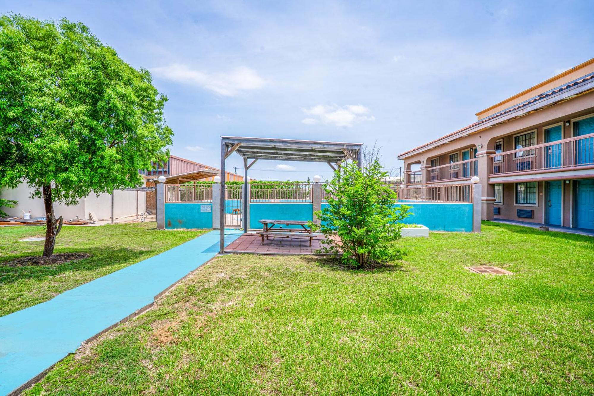 Lone Star Inn & Suites By Oyo Harlingen Tx Exterior photo