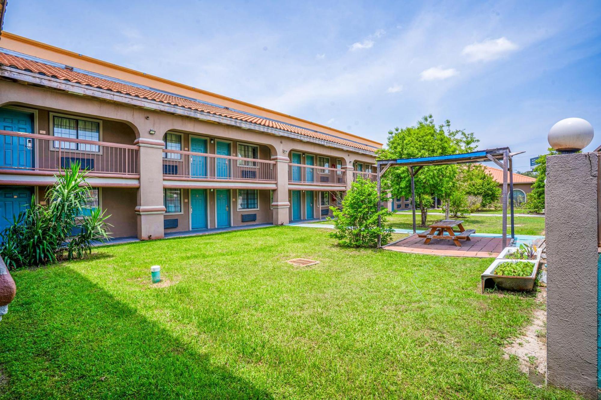Lone Star Inn & Suites By Oyo Harlingen Tx Exterior photo